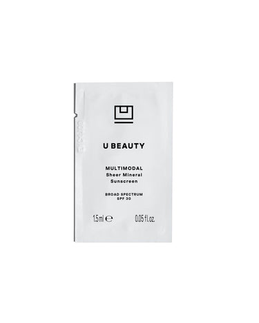 Sachet blanc portant la mention « U Beauty MULTIMODAL INVISIBLE Crème Solaire Minérale 30 », 1,5 ml.
