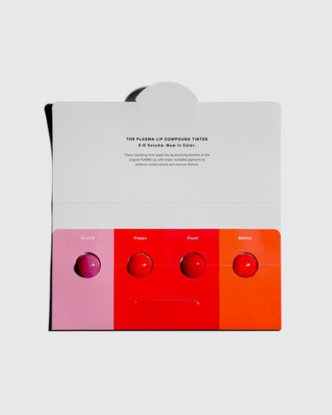 Quatre échantillons de rouge à lèvres teinté dans des nuances de rose, de rouge et d'orange, portant les noms Orchid, Poppy, Flush et Bellini, présentés dans un emballage blanc