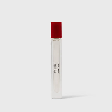 Flacon d'eau de parfum PROEM de 10 ml, muni d'un bouchon rouge et d'un flacon en verre transparent contenant un liquide clair.