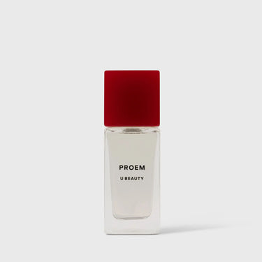 FrascoEau de Parfum PROEM Eau de Parfum con líquido transparente, tapón cuadrado rojo y base blanca con la etiqueta «PROEM BEAUTY».
