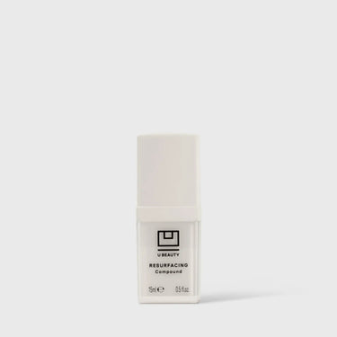 Frasco con dosificador blanco con la etiqueta «U Beauty Resurfacing Compound» y una capacidad de 15 ml sobre un fondo neutro.