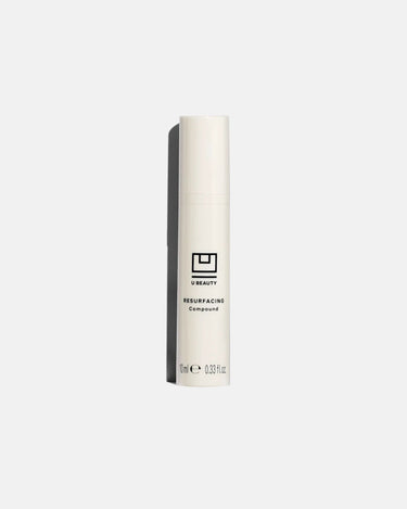 Frasco cilíndrico alto de color blanco con la etiqueta «U Beauty Resurfacing Compound» en letra y logotipo negros, formato de viaje de 10 ml.