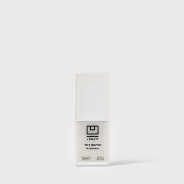 Frasco rectangular blanco de «The SUPER Hydrator U Beauty, de 15 ml, con texto y logotipo en negro en la parte delantera.