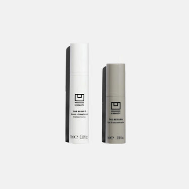Dos frascos cilíndricos para el cuidado de la piel: un frasco blanco con la etiqueta «The Sculpt Neck + Décolleté Concentrate» y un frasco gris con la etiqueta «The